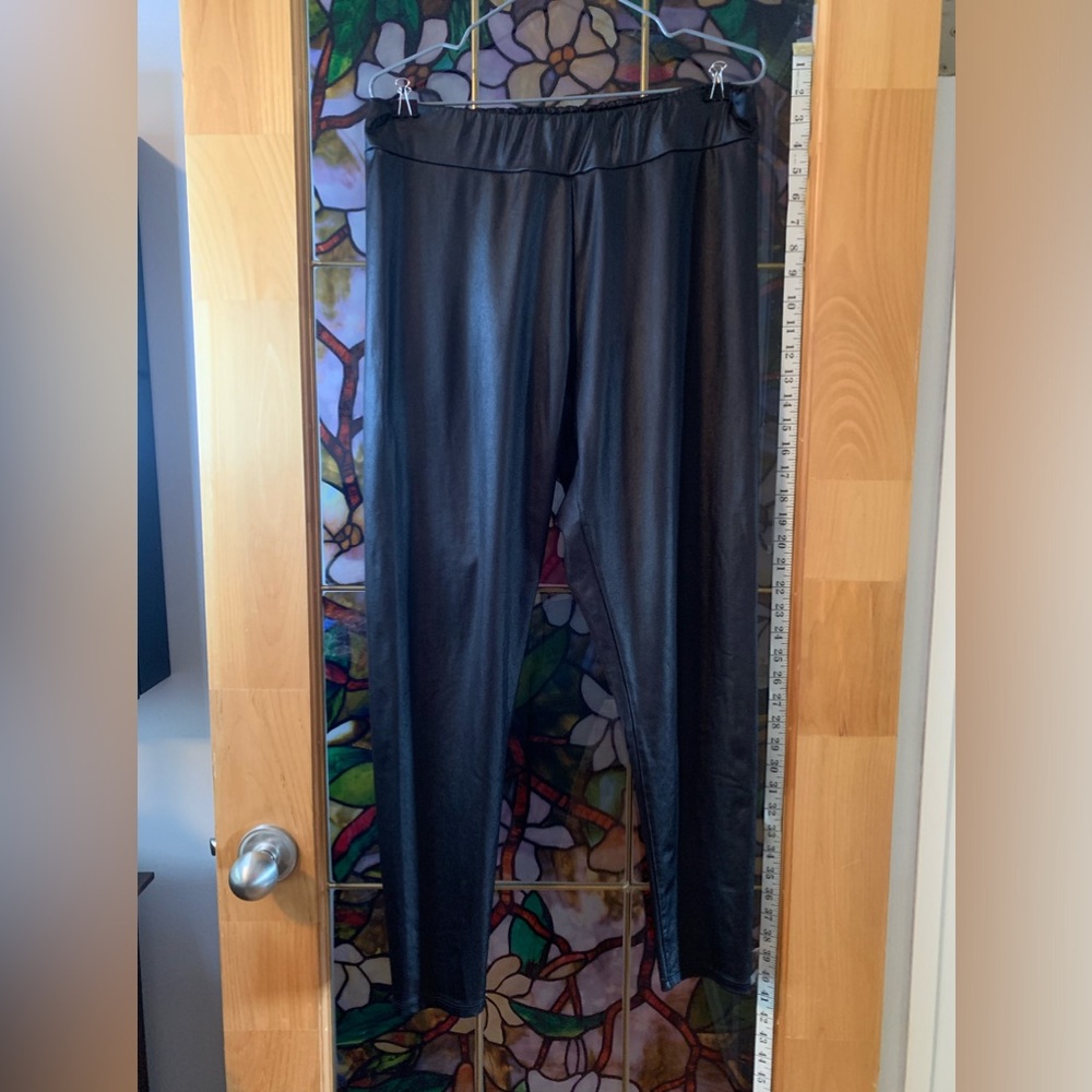 1X shiny looking black leggings. Plus size womens.